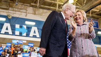 Warren Buffet con Hillary Clinton. El empresario es uno de los grandes aportantes a la campaña de la ex Secretaria de Estado norteamericana
