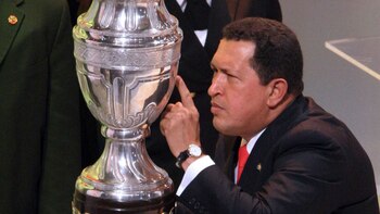 Hugo Chávez junto al trofeo