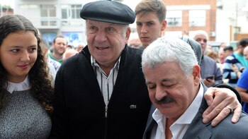 El legendario DT, junto al periodista “Tití” Fernández (Télam)