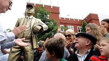 Carlos Timoteo Griguol en la inauguración de su estatua (Télam)