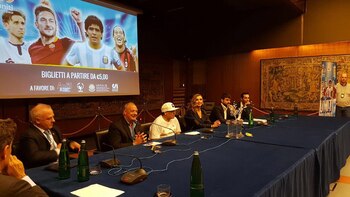 Maradona, en la presentación del partido “Unidos por la paz” (@InfoScholas)