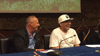 Diego Maradona, junto a José María del Corral (@InfoScholas)