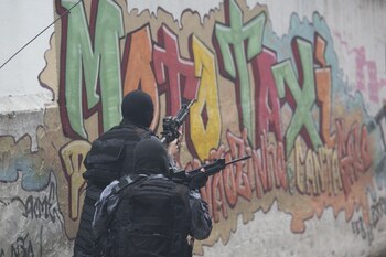 La zona permanece vigilada por la policía militar (AP)