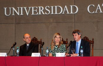 El rector Víctor Manuel Fernández,