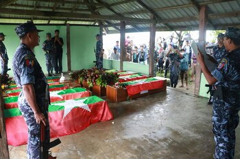 Cuatro militares y un asaltante