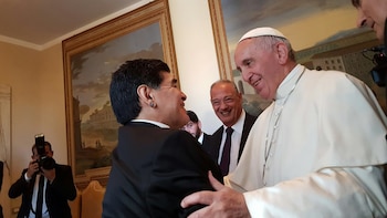 Maradona saluda a Francisco. En