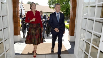 Con un look otoñal, la