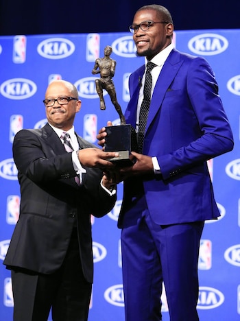 Kevin Durant con el premio
