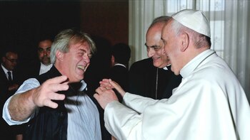 El papa Francisco se saluda