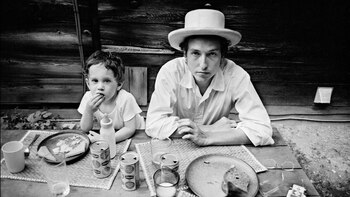 Bob Dylan junto a su