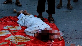 Ensangrentada y con una piedra