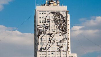 Uno de los dos gigantescos