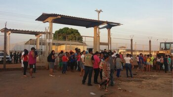 Unos cien familiares de los