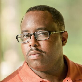 Topher Sanders es periodista y