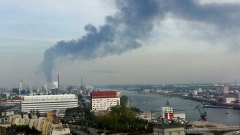 El humo se elevó sobre