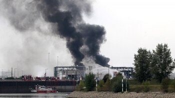 Bomberos trabajan desde el puerto