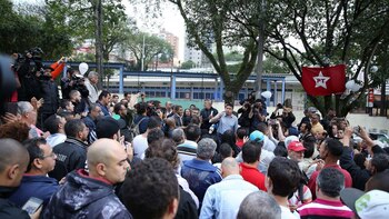 Más de 100 militantes del