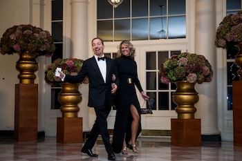 El periodista de la cadena NBC Chuck Todd junto a su mujer, Kristian Todd