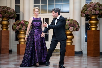 El periodistas de ABC News, George Stephanopoulos junto a la comediante Alexandra Wentworth