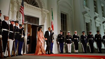 El presidente Obama camina junto a la primera dama hacia la entrada para recibir al mandatario italiano y a su mujer