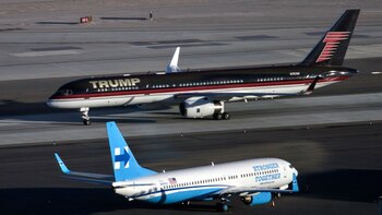 El cruce de aviones, una foto que recorrió las redes (AFP)