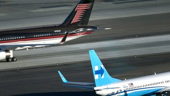 Los logos de campaña destacan en las colas de los aviones (AFP)