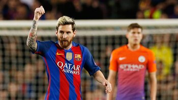 Messi festeja ante las caras