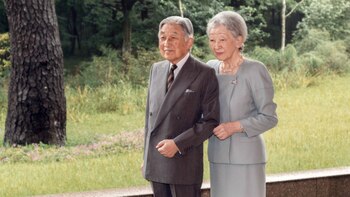 Otra foto de la pareja imperial tomada en el jardín del Palacio Imperial en Tokyo (AFP)