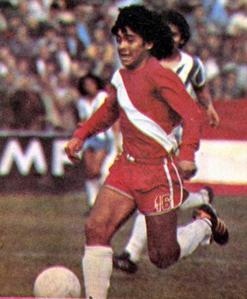 Diego Armando Maradona, desplegando su