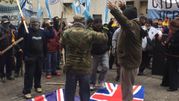 Los activistas pisotearon una bandera