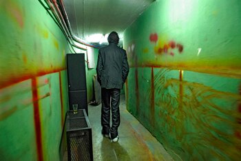 Se retira solo de su