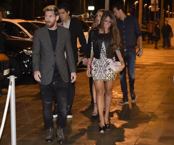 Lionel Messi junto a Antonella