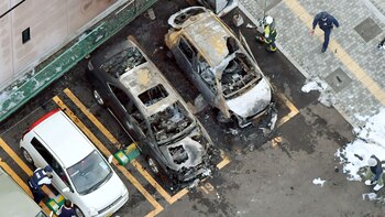 Los dos coches quemados en