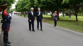 Los mandatarios caminaron por los