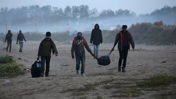 Migrantes acarrean sus pertenencias mientras