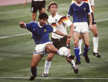 Maradona, de azul, en Italia
