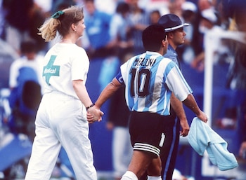 Maradona se va de la