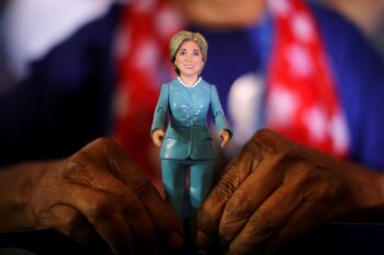 Una electora con un muñeco