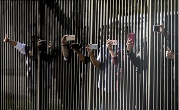 Personas sacan fotos detrás de una