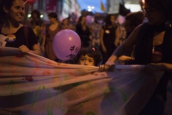Una niña lleva un globo