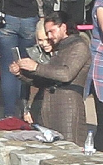 Harrington intenta mostrarle algo a