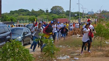 Manifestantes huyeron de la carretera