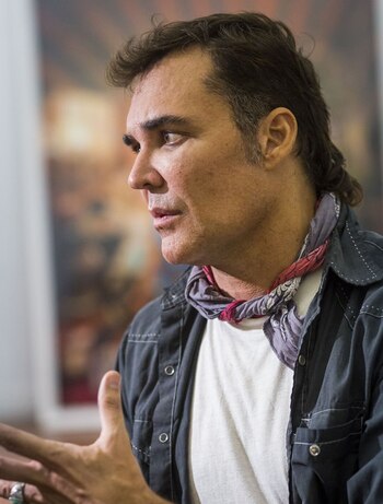 Sensible, atento de hablar pausado