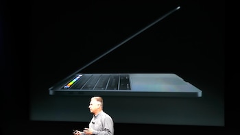 Phil Schiller, vicepresidente de Marketing de productos de Apple, subió al escenario para presentar la nueva MacBook Pro.