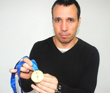 Diego Giustozzi muestra la medalla