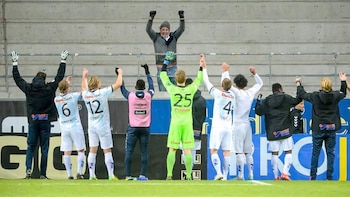 El único fanático del Gefle recibió el cariño de los futbolistas