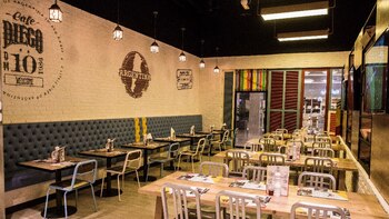 Ofrece platos típicos de la