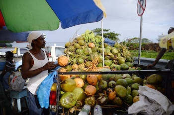 Un vendedor de verdura en Roseau,