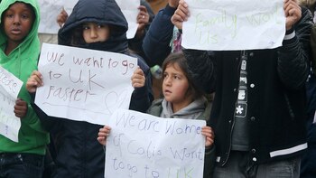 NIños refugiados esperando la aprobación
