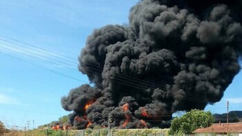 Un gran columna de humo